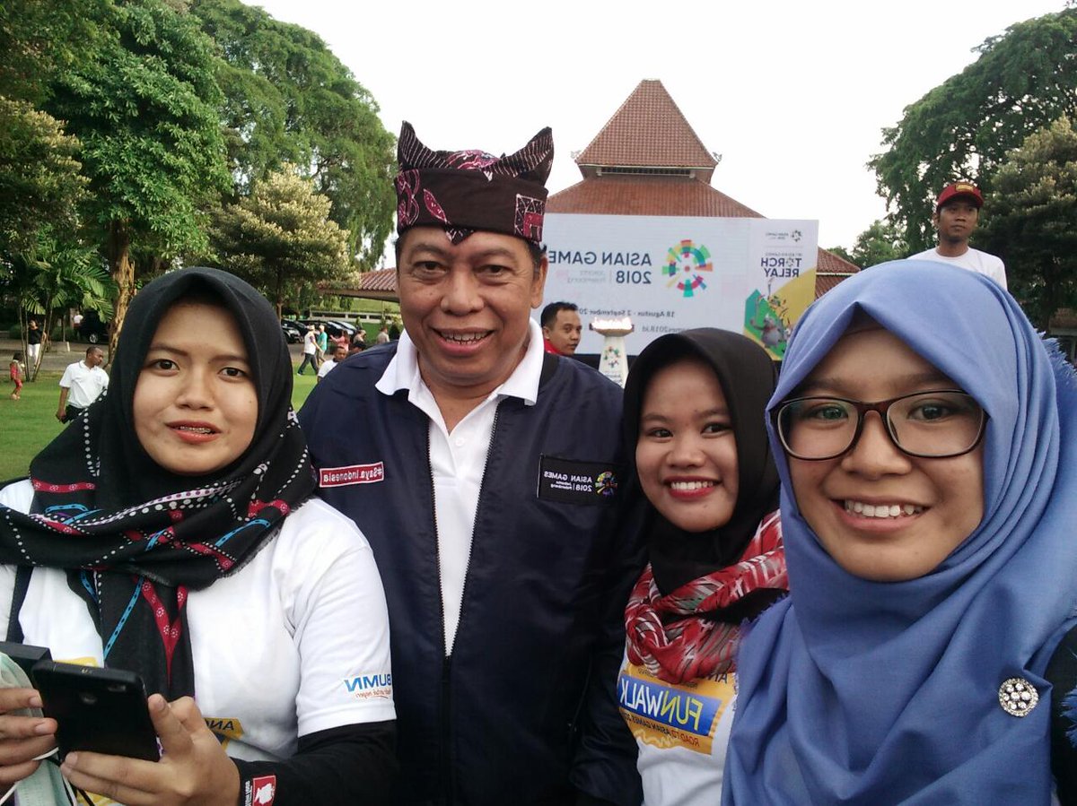 PkmBajulmati's tweet photo. Rekan Media Sosial Puskesmas Dinas Kesehatan Banyuwangi,  ditengah kemeriahan pawai arakan Obor Asian Games di depan Pendopo Kab. Banyuwangi, Minggu, 22 Juli 2018.

@Dinkesbwi
#pestarakyatasiangames
#PestaRakyatAG18BWI https://t.co/CThYfLS43j
