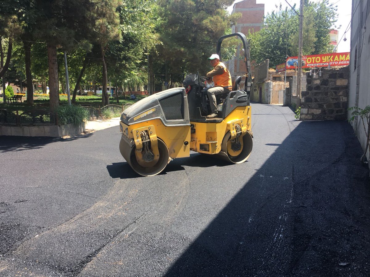 Siverekbld's tweet photo. Yollarımızın kalitesini  yükseltiyor, ilçemizin çehresini değiştiriyoruz.
Fen İşleri Müdürlüğümüze bağlı ekipler alt yapı çalışması biten Camikebir Mahallemizin yollarında sıcak asfalt serimine başladı.
@erolkaya_ist @ResulYilmaz63 @_avidrissahin https://t.co/teVCWt46dr