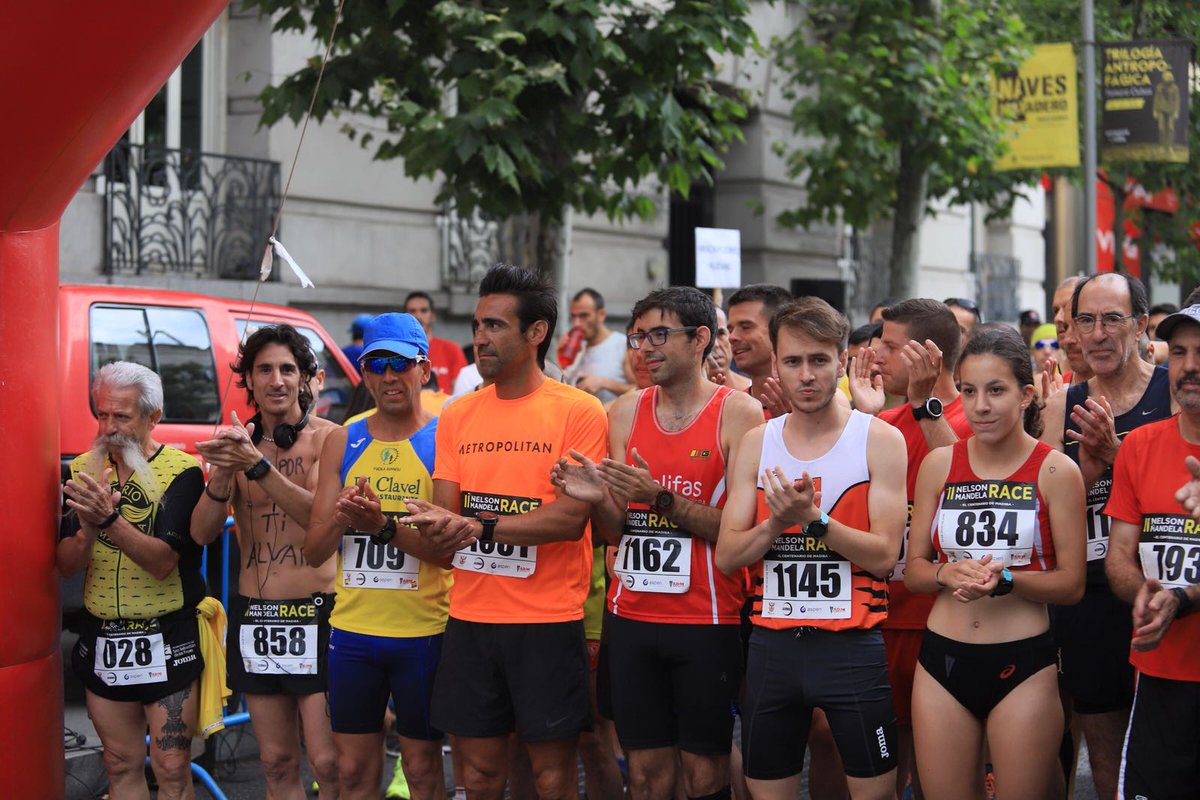 MandelaRaceMAD's tweet photo. Sin duda, a tres minutos del final, momento emotivo. Homenaje a Álvaro, amigo del dorsal 858.

Álvaro, allá donde estés ¡va por ti!

#NelsonMandelaRace https://t.co/lw3BuQzqJS
