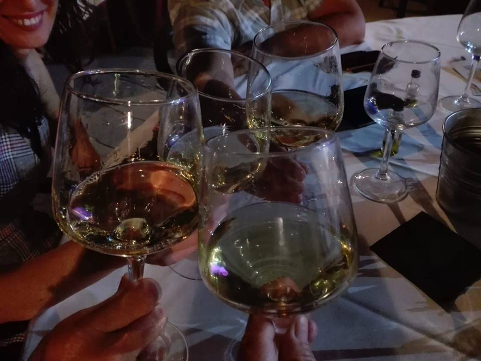 PalomaFCabrera's tweet photo. Anoche catamos🍷,aprendimos, disfrutamos, recordamos recetas morachas, comprobamos que tenemos unos #quesazos. Aromas y sabores de ayer que nos emocionan hoy.Arrullados por la voz de @Lucy62841971 
Sucedió en #Mora (#Toledo) con #vinos exclusivamente de la provincia
#CataDeVinos https://t.co/NRUqVEPGdo