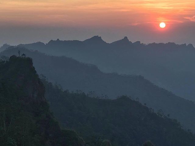 #wisata | Puncak Suroloyo, Gerbosari, Samigaluh, Kulon Progo
­
Inilah puncak tertinggi perbukitan Menoreh yang merupakan garis titik temu antara gunung Merapi, Merbabu, Sindoro, dan Sumbing.
­
Saat ini jalan dari Puncak Suroloyo menuju kebun teh Widosari… ift.tt/2uHxVnj