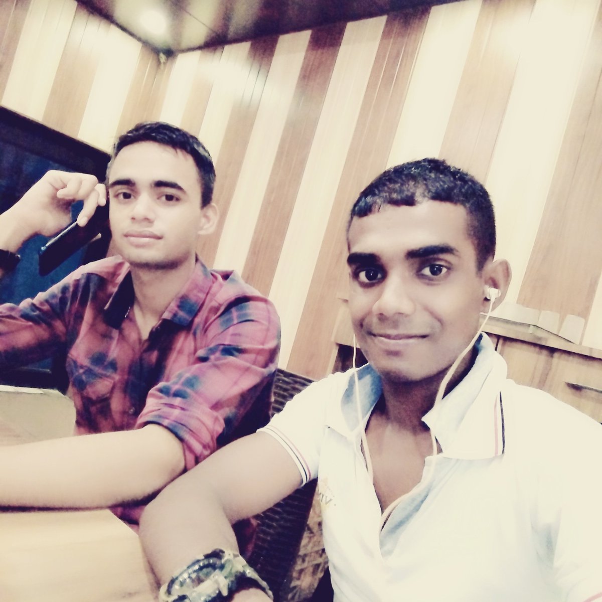 KartikeswarMah1's tweet photo. Dinner time #gujurat #porbandar #batchi Arjun #singh https://t.co/8dgcKxxdAN
