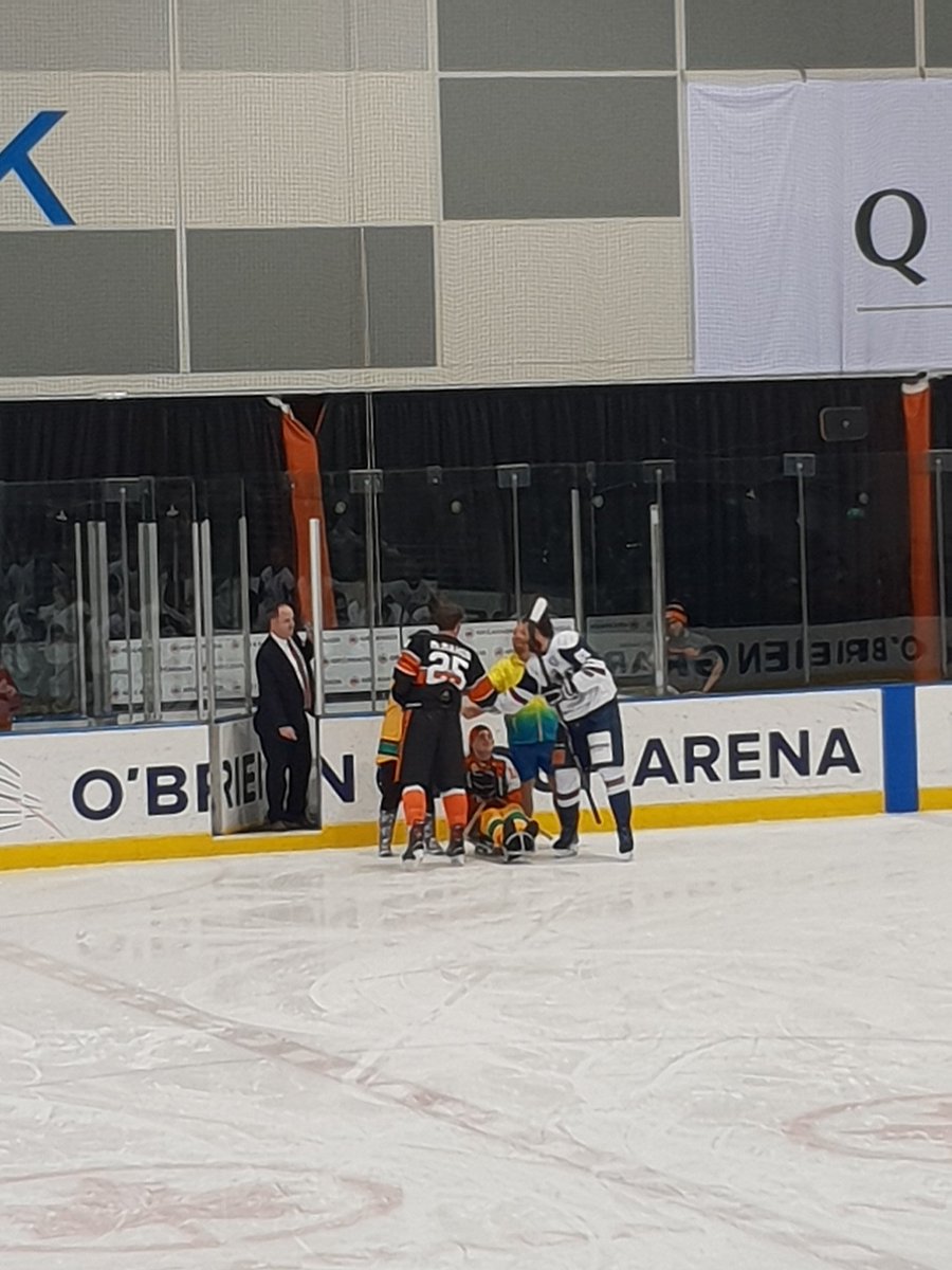 Thanks <a href="/MelbSentinels/">MelbourneSentinels</a> for the puck drop! #bleedorange #AIHL
