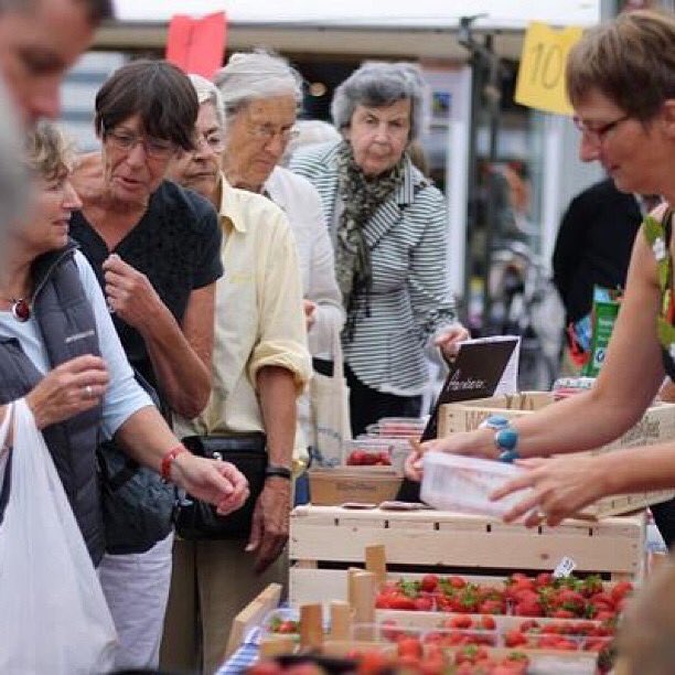 Vijf jaar geleden: aardbeien proeven op onze burenmarkt.