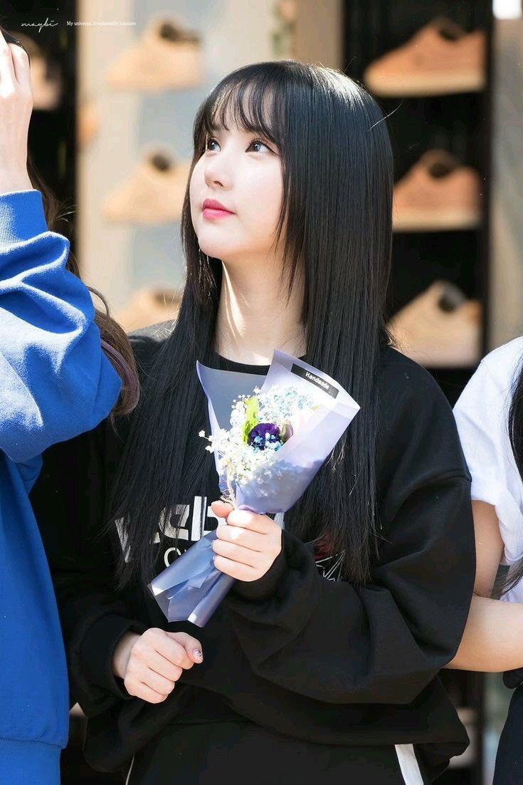VYLERIS's tweet photo. < terlarang.

Kembali mengingat kehadiran sosok lain yang belum beranjak, Seulhee segera mengembalikan kesadarannya. Ia mengerjapkan mata, kemudian menoleh pada sosok pria diiringi esem kecil nan lirih di atas bibir merah mudanya.

“Terima kasih, Oppa,” > https://t.co/ZcHyeyGnYu