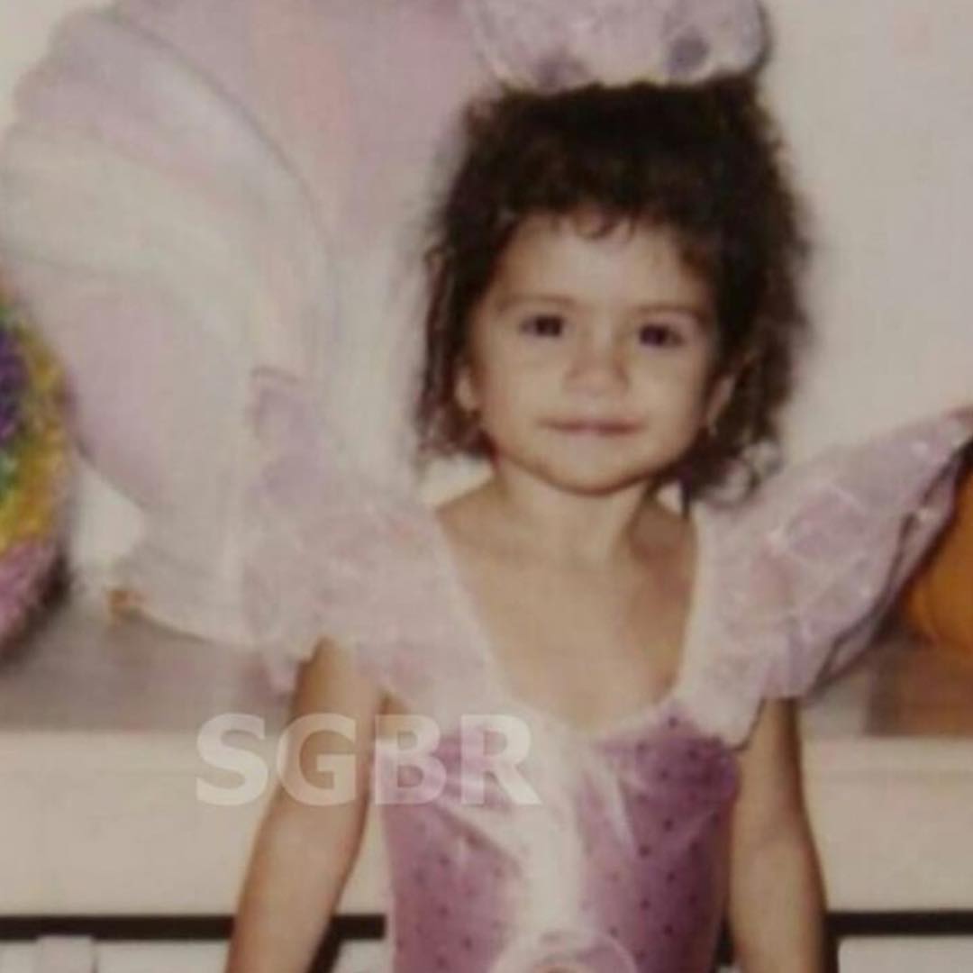 Bugün minik bir bebek doğmuş :) iyiki doğmuş #HappyBirthdaySelena