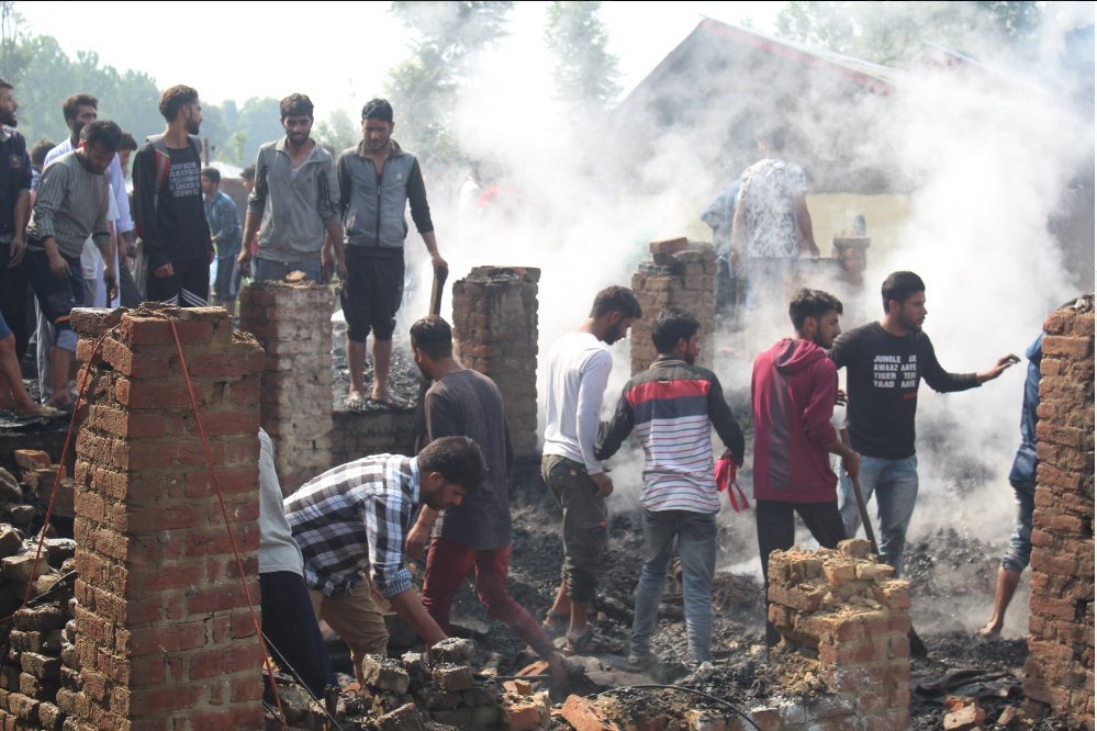 Guru_Burman's tweet photo. #Kulgam
#operationallout2
@adgpi 

👉🙏🇮🇳🇮🇳👍भारतीय सैना नै जबरदस्त हवन किया है । आज #kulgam मै।। 3आतंकि सुअरौ कौ उसमे भस्म किया गया ।।
👉👍🇮🇳🇮🇳जय हिंद लिखकर हवन मै अपना यौगदान दै।। https://t.co/72v5xqi7mS