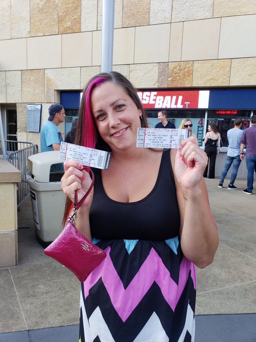 VikesChick717's tweet photo. Thanks again @TCountrySource for the tix!!! The show was amazing! #whatmakesyoucountrytour #lukebryan #samhunt #jonpardy #morganwallen https://t.co/OlKSkFIUQk
