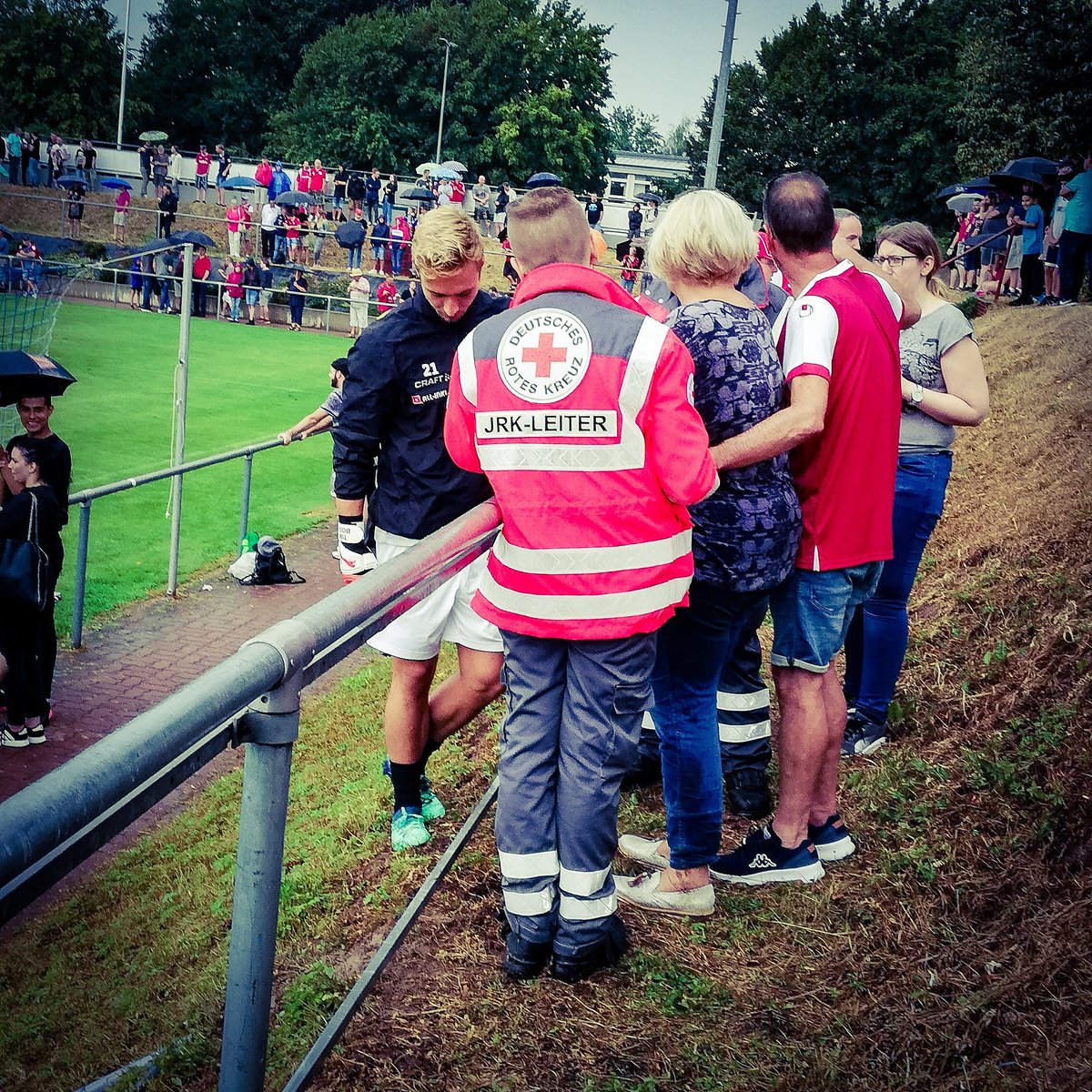 imHerzenvereint's tweet photo. Schöne Geste gestern von Tim #Boss der sich nach dem Befinden einer Frau erkundigte, die in der Halbzeitpause einen straffen Schuss mit dem Ball an den Kopf bekam.
#sgd1953 #timboss #fcksgd https://t.co/xj8BFs0DZ5