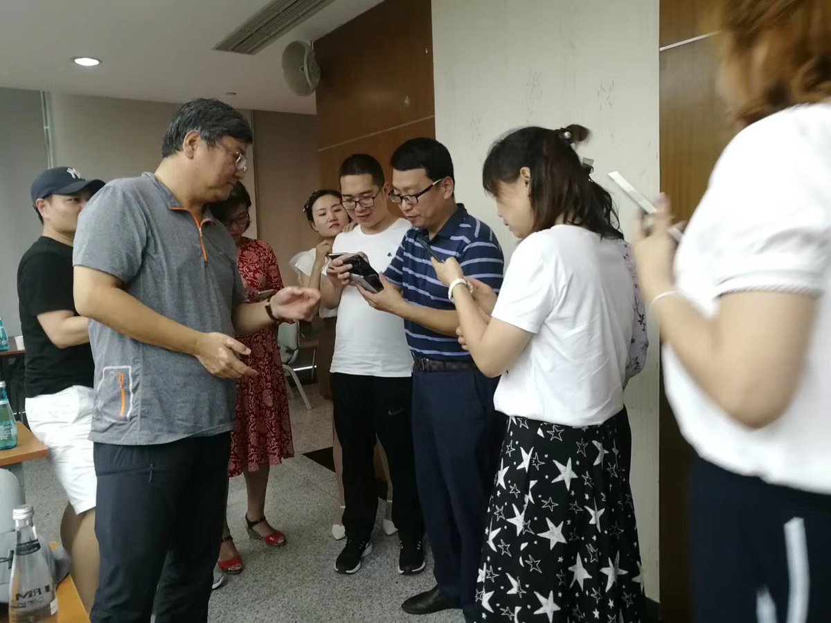 VankiaVKT's tweet photo. 今天，武主任在清华园，为学员们进行区块链相关的讲课。
오늘 Wu 교수는 Tsinghua Park에있는 학생들에게 블록 체인에 대한 강의를합니다. https://t.co/FfVezLtJdM