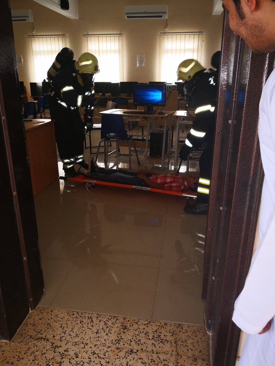 اليوم السادس في مركز العلاء بن الحضرمي وبرامجنا اليوم مع الدفاع المدني وكيفية التعامل مع طفايات الحريق وكيف تنقذمصاب بالإضافه إلى البرامج التقنيه والألعاب الرياضيه