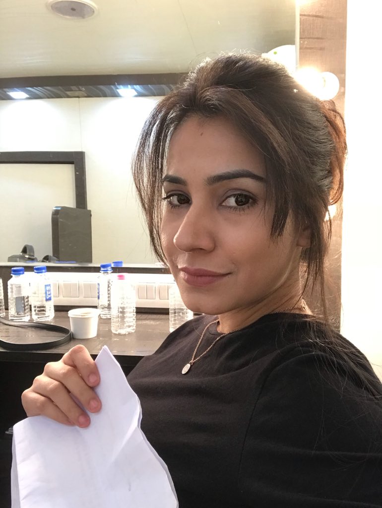 pinkysi26436938's tweet photo. #vanityvandiaries #rattafication 😄#onset #looktest https://t.co/Fc5hHjUhpc