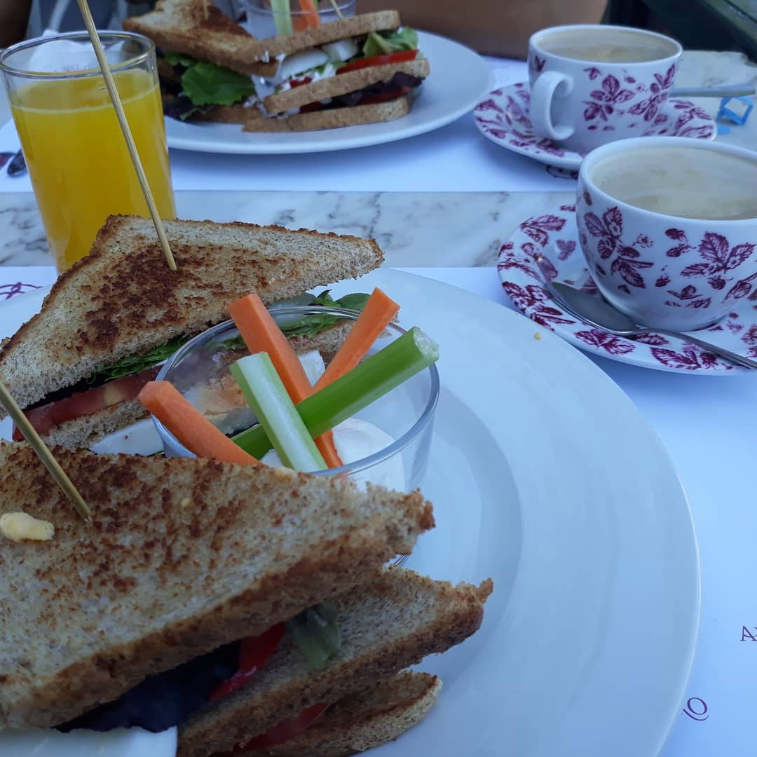 gastronomiayuna's tweet photo. Un delicioso Brunch en el mitico Cafe de Oriente,frente al Palacio Real, disfrutando al 💯x💯de MadriZ, saboreando el exquisito cafè ☕ y con muy grata compañia😊 #cafe #sandwich #brunch #cafedeoriente #madrid @gastronomiayuna @cafedeoriente https://t.co/bDQB1tbxz3