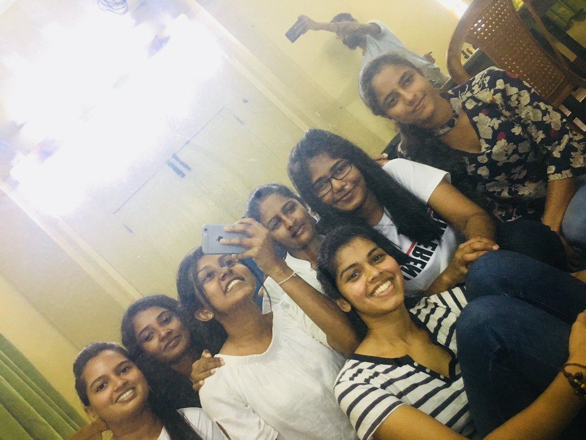 _cheyche_'s tweet photo. So we Chess Womenβs Team fool around while Menβs team keep watching... #PeraChess #chess #Inter_University_Games_2018 #UOP #PeraLife πΌ https://t.co/SusEKLpSaY