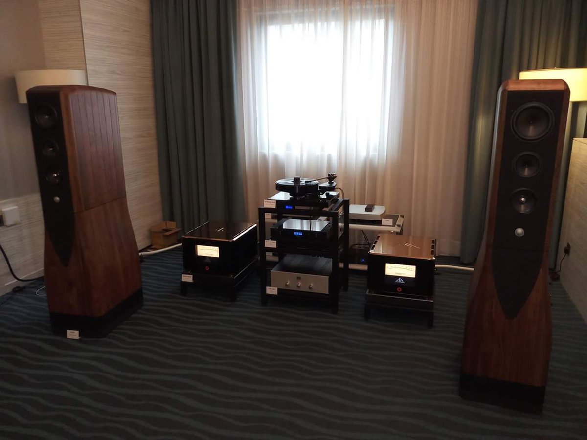 Berny2876's tweet photo. Another great room at the KLIAV Show...the #Chario Academy Serendipity speakers driven by #AnalogDomain monoblocks with #Brinkmann Audio and #AudioNote sounded superb.  Great low-end extension with very clear, natural imaging. https://t.co/odNt3u9br0