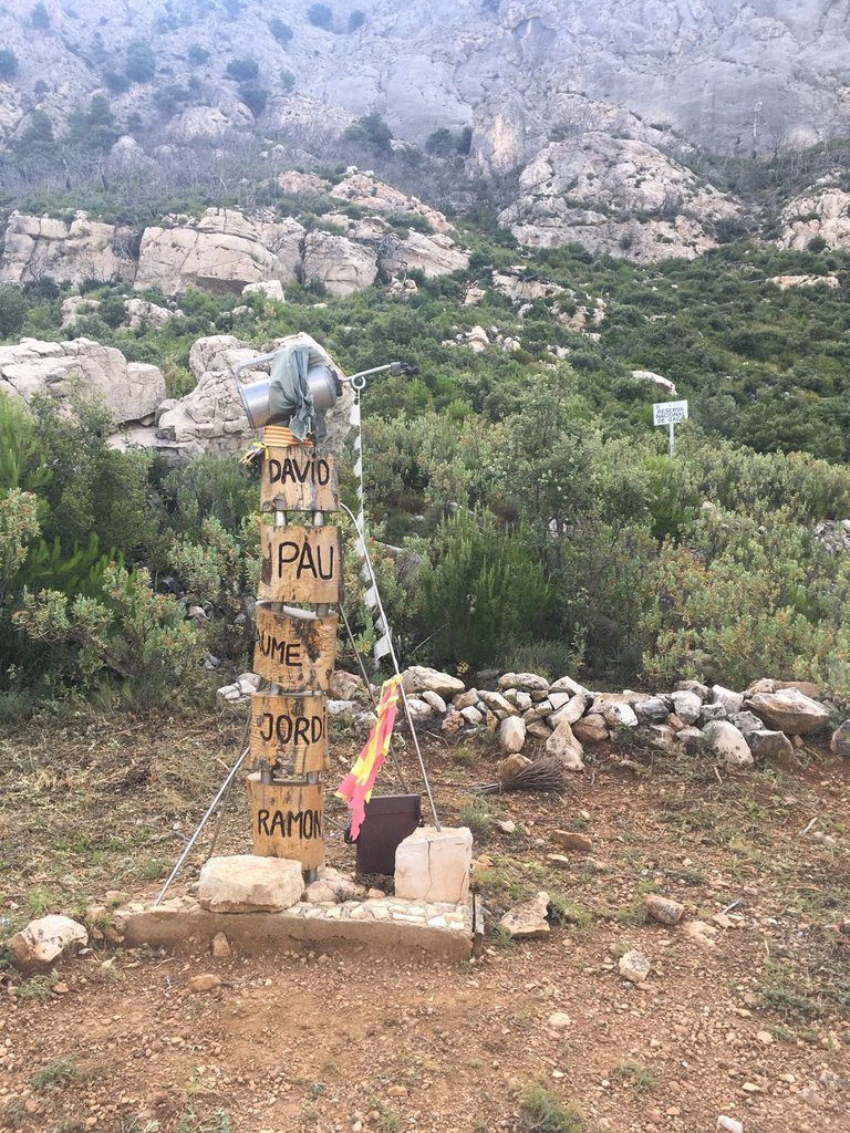 yeyaboya's tweet photo. Ahir va fer 9 anys de la mort de 5 bombers ponentins en l'incendi d'Horta de Sant Joan. David, Pau, Jaume, Jordi, Ramon, en la memòria. Josep, amb tu sempre. https://t.co/QER6aYEpoN