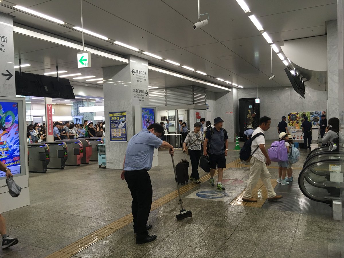 Seri 大雨の影響により 博多駅雨漏りでファミリーマート博多駅中央通路店前水没 改札付近びしょ濡れ 博多駅 T Co 0kid9vstqq Twitter Seri 大雨の影響により 博多駅雨漏りでファミリーマート博多駅中央通路店前水没 改札付近びしょ濡れ 博多駅 T Co 0kid9vstqq Twitter