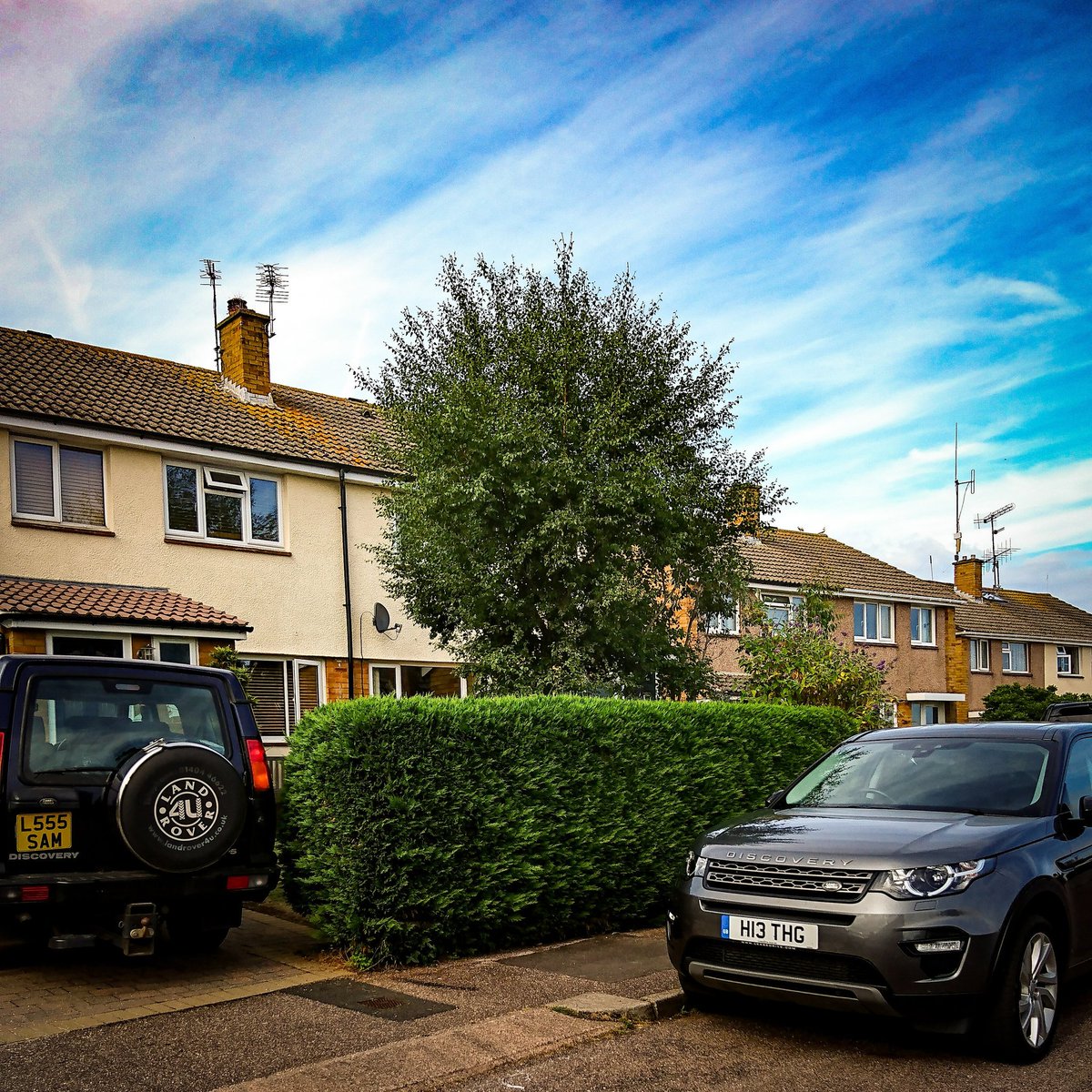 Hieth's tweet photo. It is ok kids #mummy is home now @LRMonthly @LandRover #landrover #landroverdiscovery #landroverofinstagram #landroverdiscoverysport #landroversofinstagram #exmouth https://t.co/Egc6Sewide