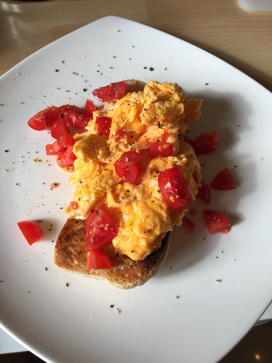 Exquisite eggs (and tomatoes) from the amazing <a href="/FilletandBone/">FilletandBone</a> in #chippingcampden, scrambled in London! Will so miss the #Cotswolds!!