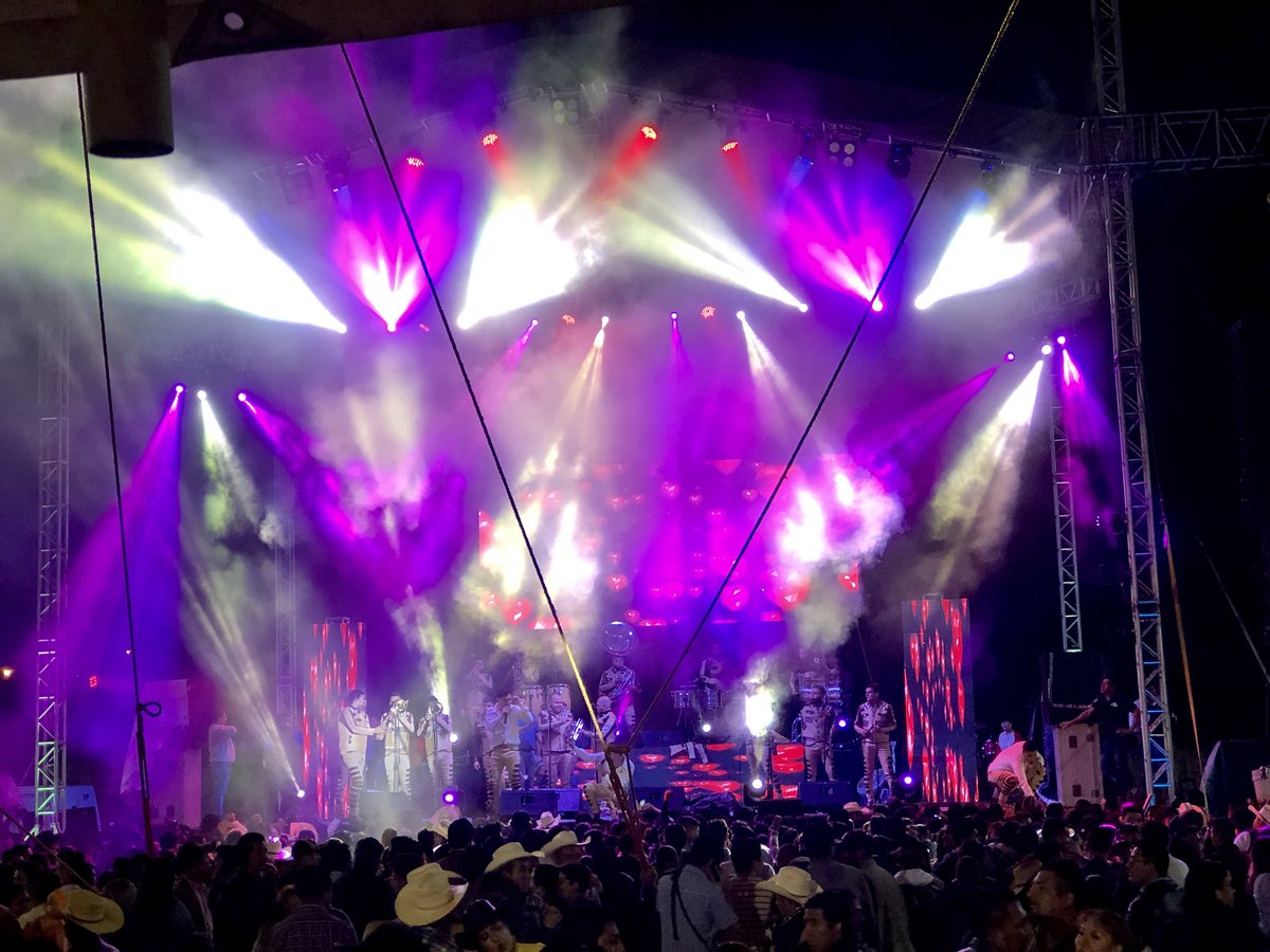 the_glz_indicad's tweet photo. La música no solo cambia nuestro estado de ánimo, sino que también cambia la forma de pensar y nuestra percepción del mundo. 
Gracias a Dios una Noche más 🙏🏻 #lasmargaritaschiapas #tourjulio2018 #siemprefirme #mevaleperderte #quelehaceynolehace #lightingdesigner https://t.co/6GXZe5oYfm