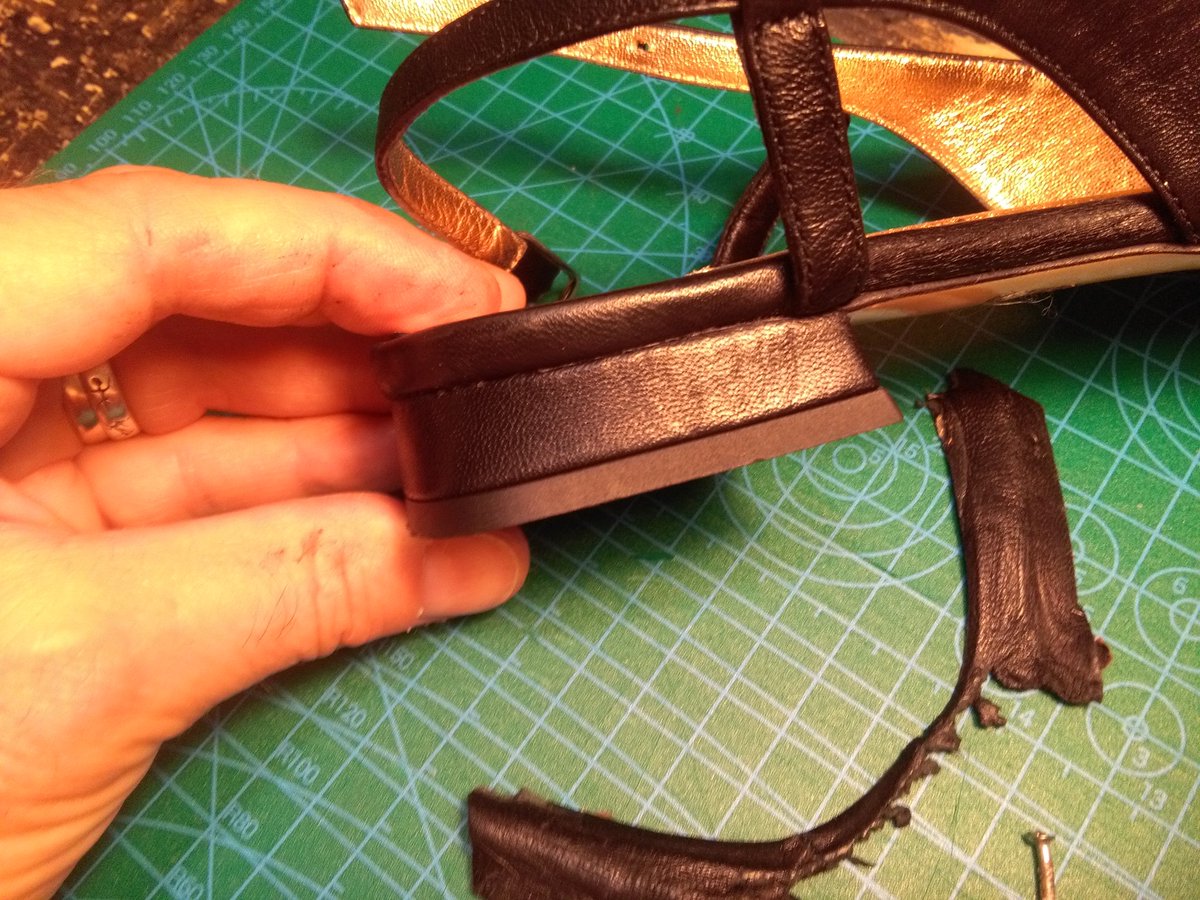 offdelcalzolaio's tweet photo. Il tuo cucciolo si è fatto i denti con le tue scarpe preferite?
Non buttarle, le rimettiamo a nuovo noi!
#lofficinadelcalzolaio #cobbler #isolagaribaldi #isolamilano #riparazionescarpe https://t.co/yX71tqplGq