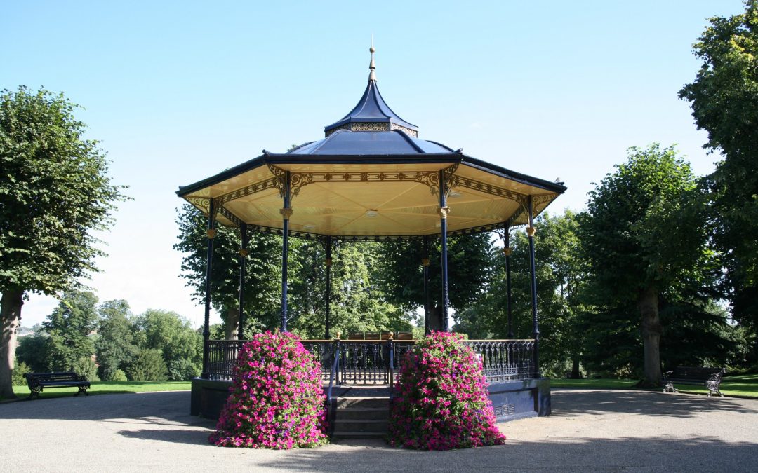 TODAY: 3pm Live music on #Colchester bandstand in Castle Park Aveley &amp; Newham Band. Sunday parking from £1 ow.ly/8E4730kVZKz