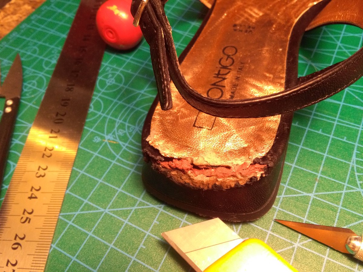 offdelcalzolaio's tweet photo. Il tuo cucciolo si è fatto i denti con le tue scarpe preferite?
Non buttarle, le rimettiamo a nuovo noi!
#lofficinadelcalzolaio #cobbler #isolagaribaldi #isolamilano #riparazionescarpe https://t.co/yX71tqplGq