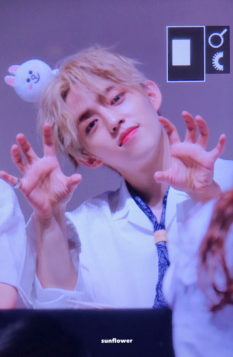 sunflower9588's tweet photo. 180722 팬사인회
🐰🐰🐰🐰
#SEVENTEEN #SCOUPS 
#세븐틴 #에스쿱스 https://t.co/eL5vN3VCZs