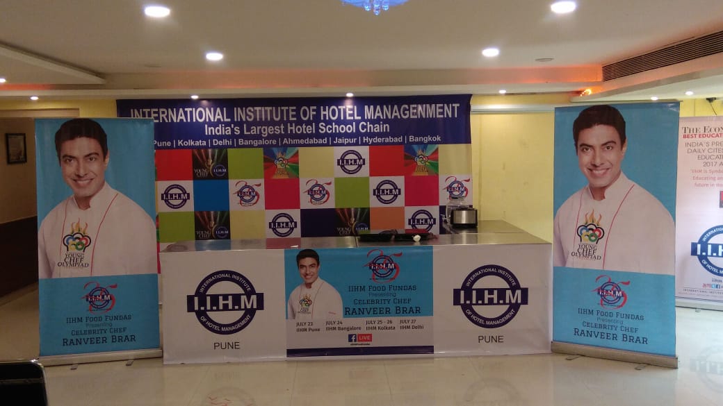 Deeksha_IIHMPun's tweet photo. I heartily welcome our celebrity chef Ranveer Brar on the behalf of #IIHM#  
IIHM food fundas presenting celebrity #CHEF RANVEER BRAR# https://t.co/ZRawRyShXT