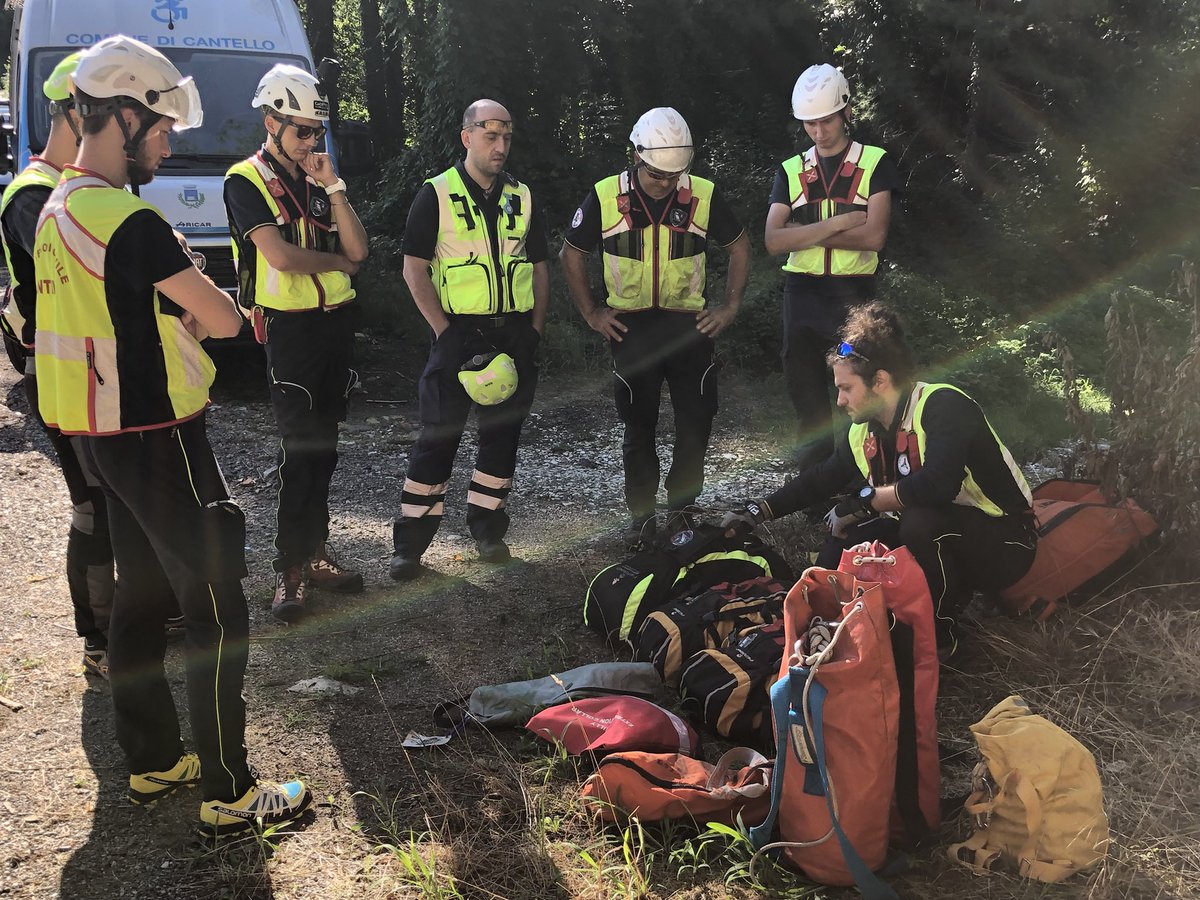 PCCantello's tweet photo. <<⚪️ #PCCANT-INFO⚪>> #cantello questa mattina il Nucleo Operativo Recuperi Difficili #NordPCCant in #addestramento 📚🧗🏼‍♂️ https://t.co/v8m9vywvEH