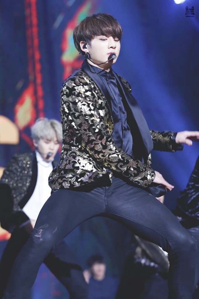 WHITEHOUSE0901's tweet photo. 161226 SBS 가요대전

Leg muscle😍

#정국 #JUNGKOOK #JK #BTS  #방탄소년단 @BTS_twt https://t.co/fqClCQZDAJ