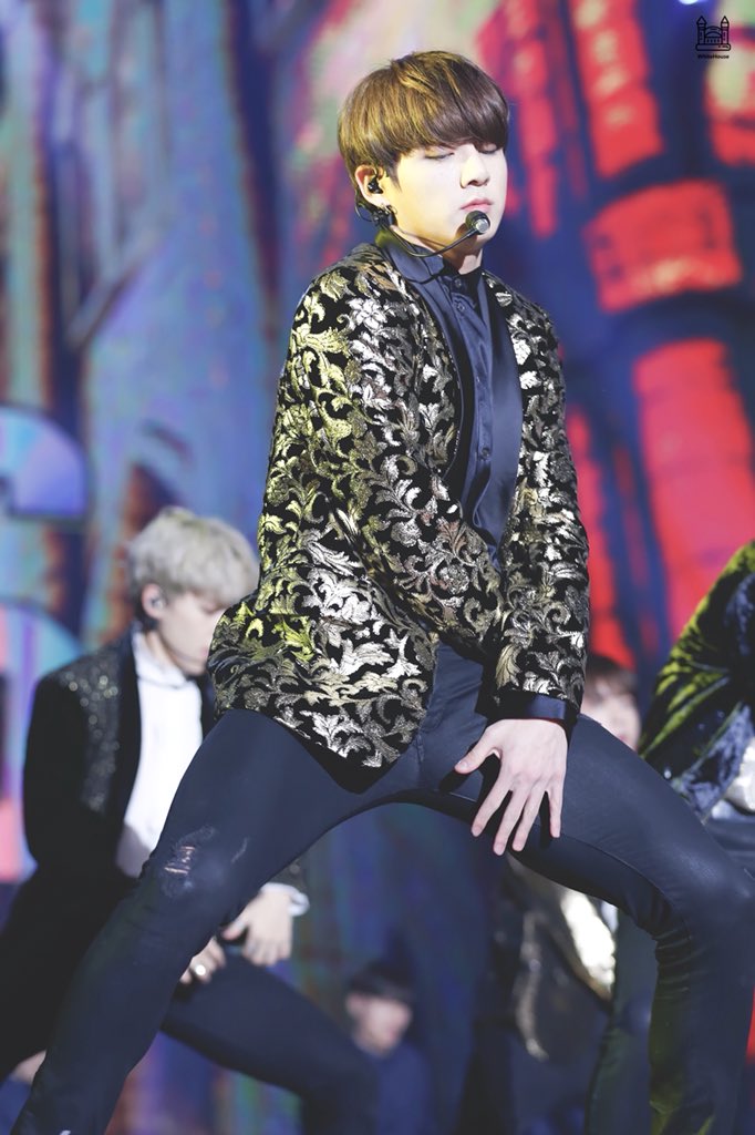 WHITEHOUSE0901's tweet photo. 161226 SBS 가요대전

Leg muscle😍

#정국 #JUNGKOOK #JK #BTS  #방탄소년단 @BTS_twt https://t.co/fqClCQZDAJ