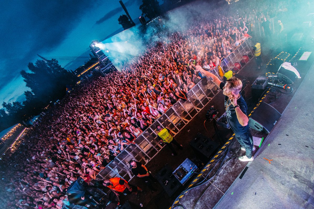 Tammerfest teki pääareenallaan yleisöennätyksen, Ratinanniemessä kävi kolmena päivänä yhteensä 29 500 festivaalivierasta🔥Kaikkiaan Tammerfestissä juhli yleisöä 80 000.
25. juhlavuoden Tammerfest juhlitaan 18.-20.7.2019 😎Liput myyntiin Tiketissä ma 23.7. klo 9.00! #Tammerfest