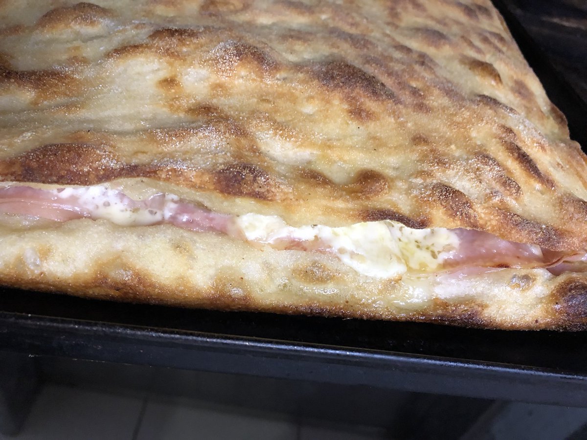 kappaTI's tweet photo. say hello to #ripiena #pizzaricciardi #Firenze https://t.co/0x05Lr231N