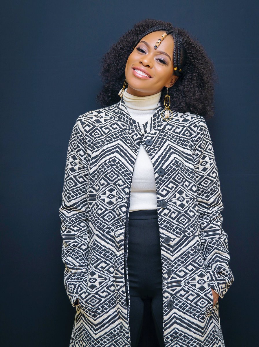 NomzamoMbatha's tweet photo. Tonight at 6PM... I have a little-big surprise. 

See you then 😏🖤 💋 https://t.co/VwWxrh8fNw