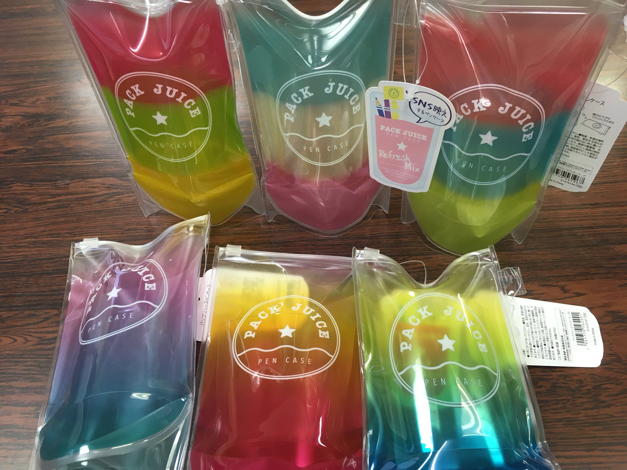 Twitter 上的 東急ハンズ渋谷店 韓国で流行ってるコップの代わりにパックに入れるジュース風のカラフルなペンケースが新発売 ストロー挿しても ジュースは出てきませんよ サンスター パックジュースペンケース 700円 税 韓国パックジュース インスタ映え サン