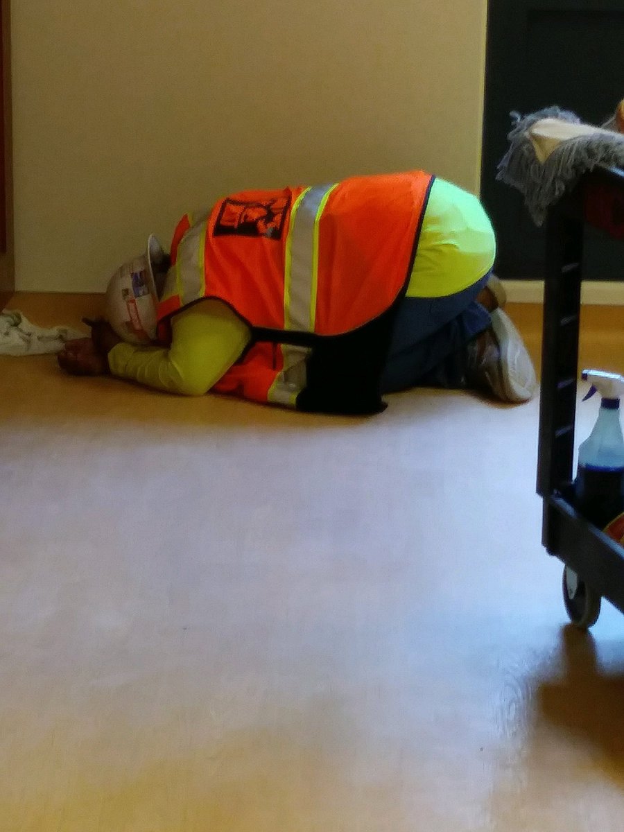 Martin15543409's tweet photo. When u find some one sleeping on the job https://t.co/kSux0nRl8b