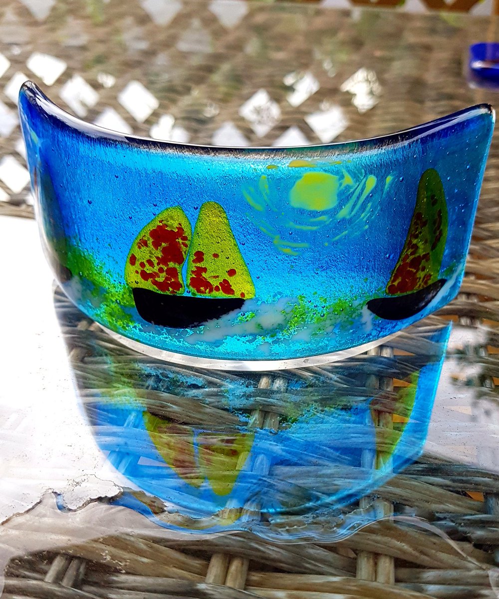 CreationsDevon's tweet photo. Happy Sunday everyone....this candle votive will soon be available in my Etsy shop https://t.co/vQBOKEEEAD #devonglasscreations #handmade #ukgifthour #handmadehour #fusedglass #kilnformed https://t.co/34qv1ZWS03