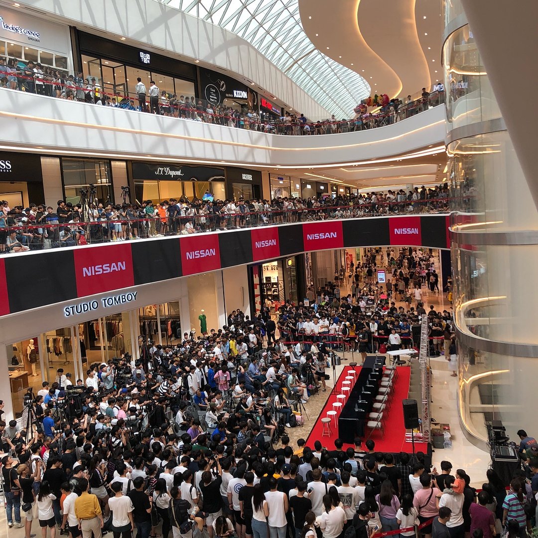 SubjectKpop's tweet photo. Just TWICE going to the mall for a fansign 🙂 that's all https://t.co/stbirCPl55