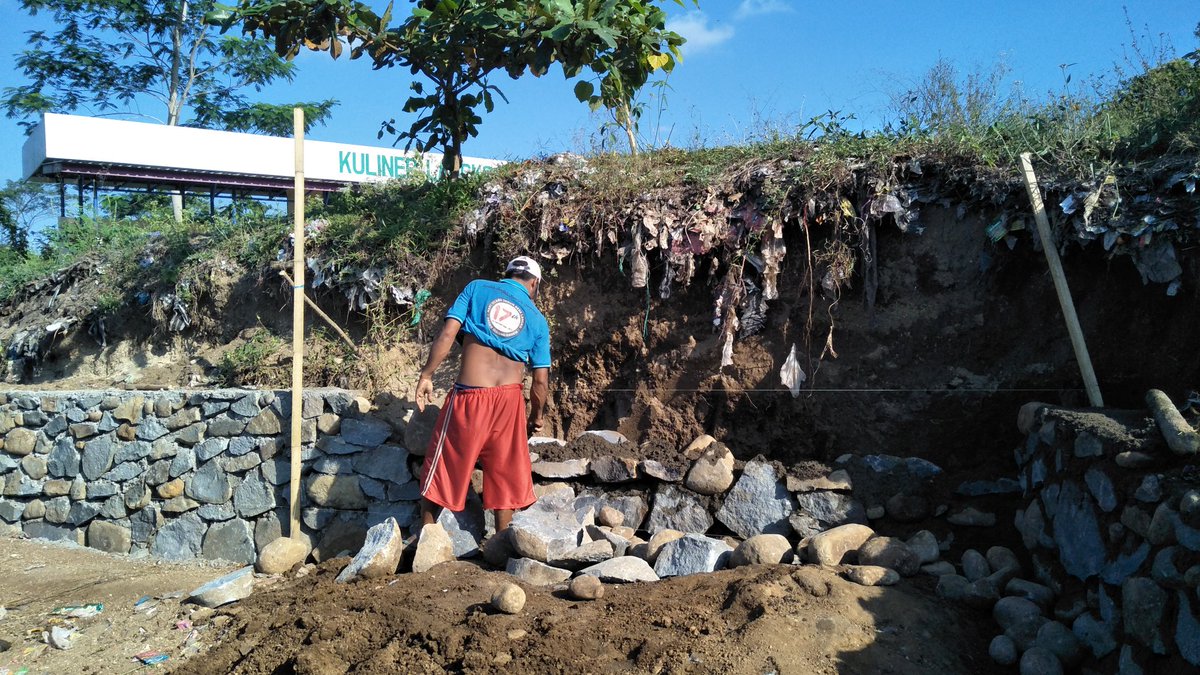 Isyaro3's tweet photo. Inovasi Desa Langko Berkat Dana Desa Pemdes Berinovasi utk Membangun Kolam Renang yang dimana Sebelum dibangun Kolam adalah TPA Sampah @jokowi @KemenDesa @EkoSandjojo @tppindonesia @pendampingdesa_ @P3mdNtb @_Tauhid_Rifai_ @Zohry10 @LaluAnsyori @taufikmadjid71 @anwsanusi https://t.co/m6z1rqOuuo