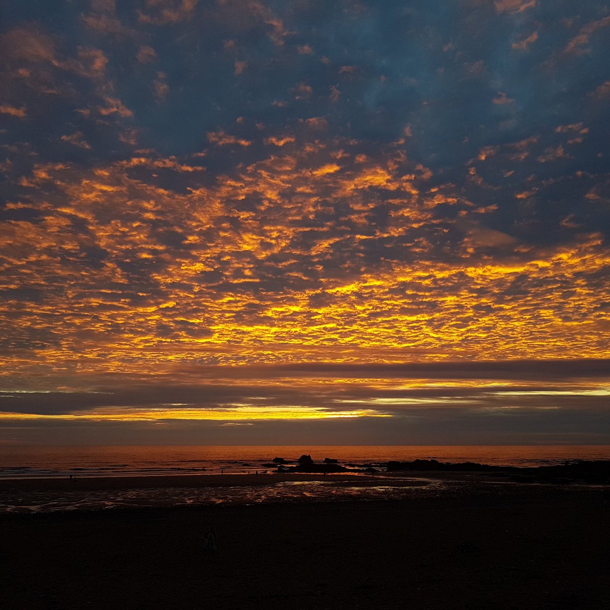 Beautiful #sunset at #Widemouth last night. Who wouldn't want to live in #Cornwall <a href="/ILoveCornwallUK/">Visit Cornwall</a> <a href="/relocateSW/">relocateSW</a> @athelstans #lovecornwall #Relocate