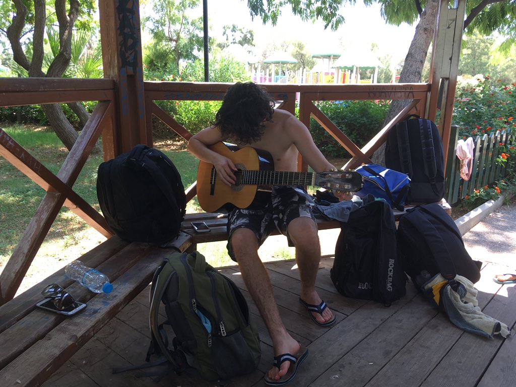 Cap a la platja d'Atenes amb els nois refugiats d'Iran, Pakistan, Afganistan i Congo. Cantem, juguem, aprenem: vivim! #UNINTEGRA