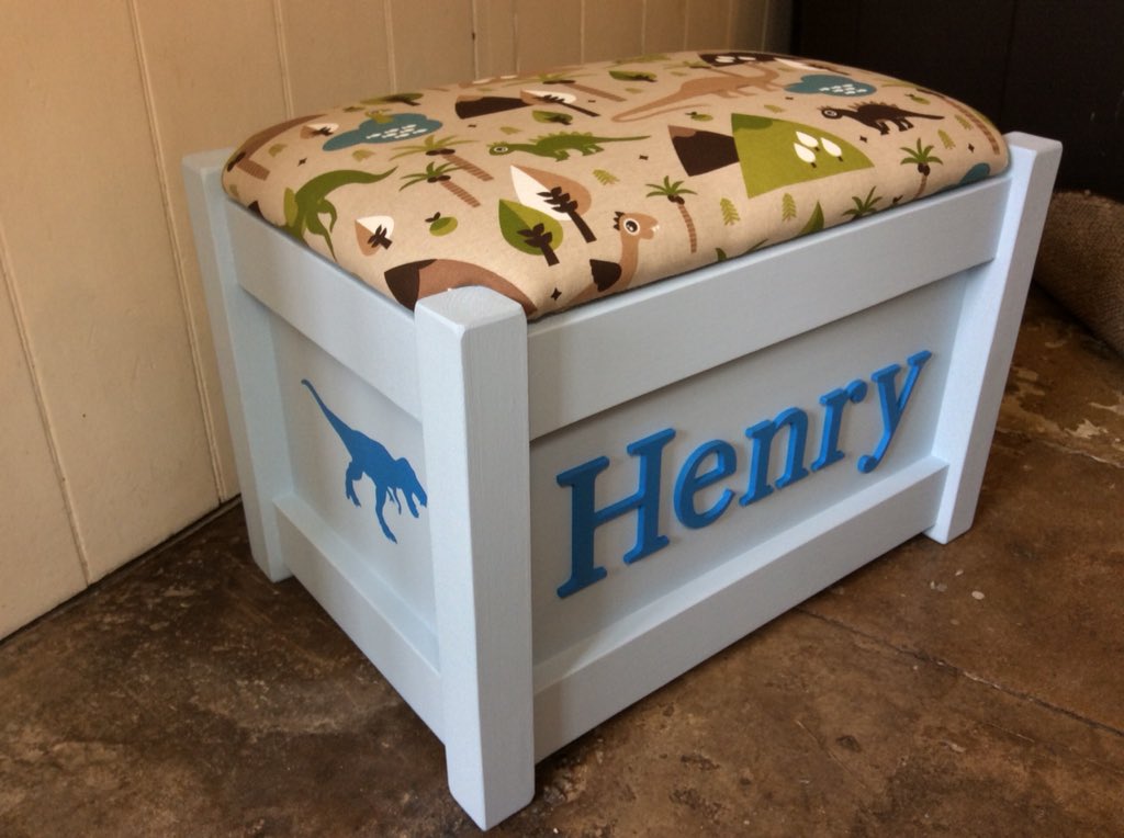 L_D_Chairs's tweet photo. July delivery. #summersale on our web #handmadegifts #personalisedtoybox #personalisedgifts #giftsforkids #handmadehour #hmuk #loveukhandmade #devonhour #thedevonnetwork #vipmums #henry #dinosaur #longneck #dinodecor @Devon_Hour @hmuk_shcl @LoveUKHandmade @HandmadeHour @VIPMums https://t.co/1afyDyum80