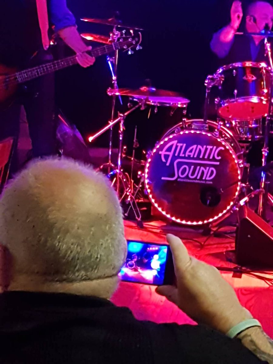 jlakemusic's tweet photo. Some photos from last night's gig at The British Oak, Tingley
#livemusic #functionband #coversband #atlanticsound #drums #bass #guitar #vocals #epiphone #yamaha #pearl #soundcraftui16 https://t.co/Jq4nYt5jaK