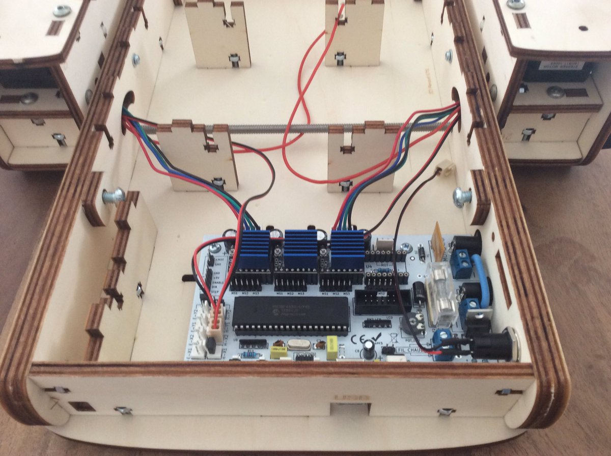 Imprimantes3D's tweet image. [Live Tweet MiniCut2d+] Branchement des fils de l&apos;axe Z

Quand l&apos;axe X rencontre l&apos;axe Z forcément il y a connexion 😜

#maker #cncfab @elcp72 @MiniCut2d