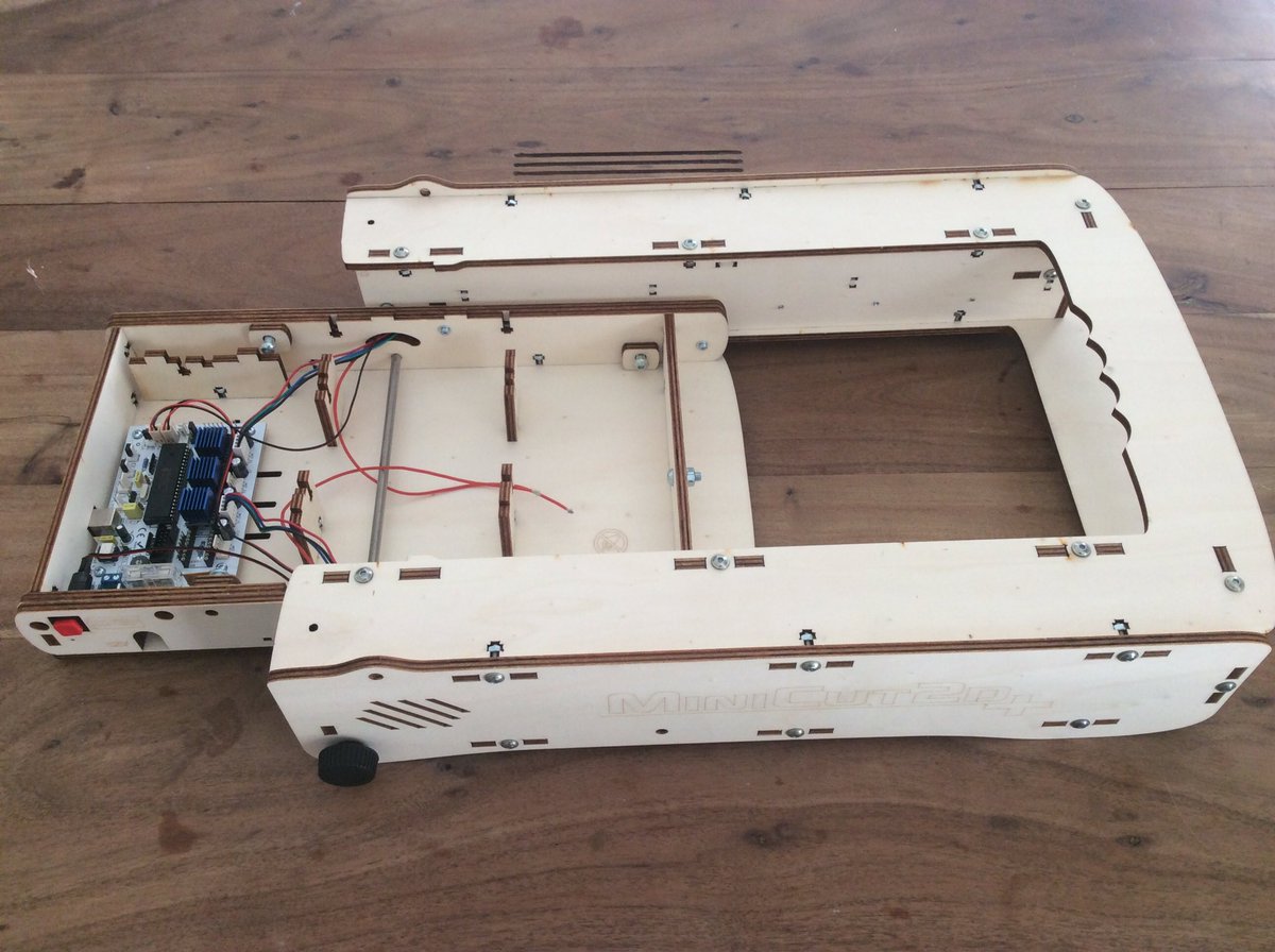Imprimantes3D's tweet image. [Live Tweet MiniCut2d+] Branchement des fils de l&apos;axe Z

Quand l&apos;axe X rencontre l&apos;axe Z forcément il y a connexion 😜

#maker #cncfab @elcp72 @MiniCut2d