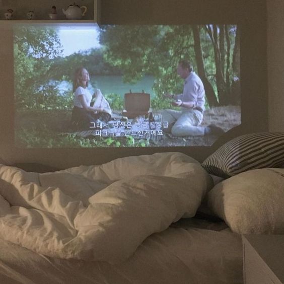 imyourwanderer's tweet photo. อยากซื้อโปรเจคเตอร์มาฉายหนังดูในห้อง แบบเน้! ฟิลแม่งจะเหมือนดูหนังกลางแปลงป้ะวะ 555 แต่มันเท่อะฉายกับผนังห้องเลยงี้ https://t.co/STtO0l1c5M
