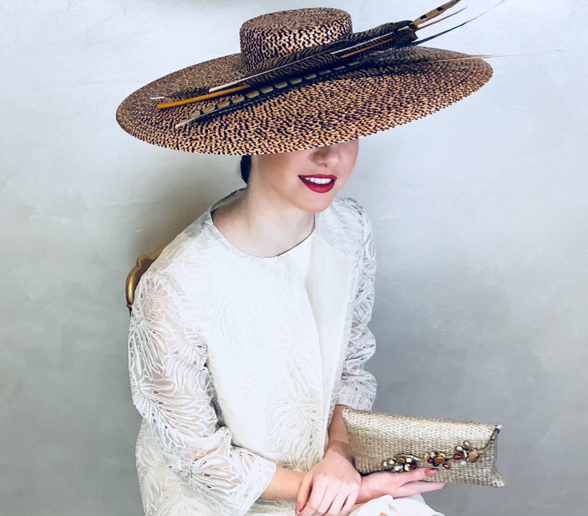 TocadosAirun's tweet photo. Clasicismo y elegancia atemporal .... Invitadas que destacan sin necesidad de estridencias, ofreciendo una clase magistral de estilo. 

DRESS @SlabonModa . 

HAT @TocadosAirun . 

#diseñopersonalizado #diseño #clientasAirun  #hats #hatters #millinery #millinerydesign https://t.co/YDIxkdLkvU