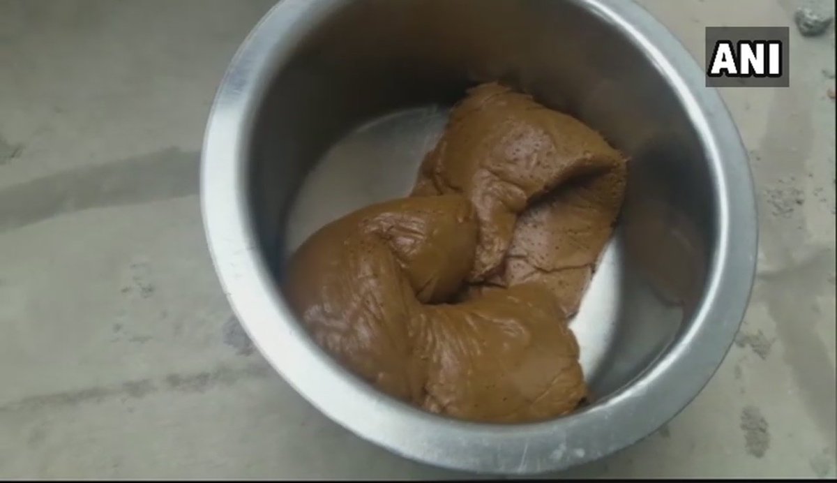 ANI's tweet photo. #Telangana: Directorate of Revenue Intelligence recovered 1.850 kg gold paste from a passenger at Hyderabad International airport, yesterday. Total of 1120.780 grams of gold was extracted from the gold paste valued at Rs Rs 34,57,606. https://t.co/OyoxEFFN87