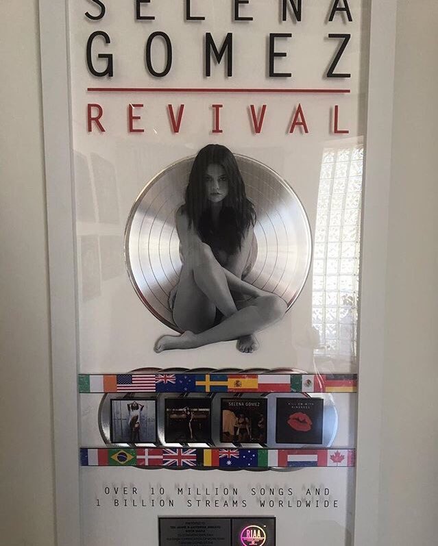 selenafactstr's tweet photo. Emmy ve AMA ödüllü oyuncu-şarkıcı Selena Gomez 26 yaşında! 

•2 milyar dolar+ gişe 
•TIME ve Vogue kapakları
•50 milyon+ kayıt satışı
•#1 albüm ve tekliler 
•Elmas sertifika
•Hot 100'de 403 hafta, Billboard 200'de 271 hafta
•2017 Yılın Kadını

 #HappyBirthdaySelenaGomez https://t.co/5P2H8Eq4YW